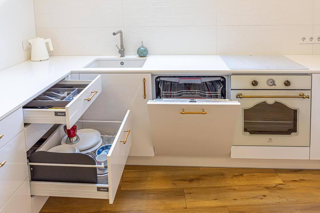 Sky Apartment With Free Parking And Balcony & Ac Kaunas Eksteriør bilde